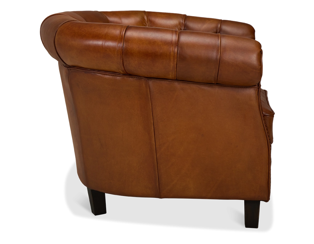 Fauteuil chesterfield cuir marron clair accoudoirs cloutés