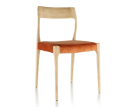Silla escandinava madera tinte natural asiento tejido terciopelo terracota