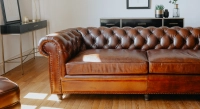 Sofá Chesterfield de piel de 3 plazas marrón vintage reposabrazos con tachuelas
