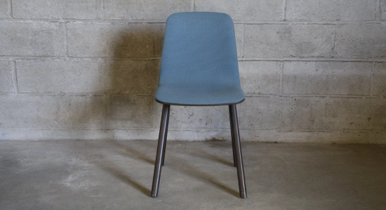 Sillas de diseño roble tintado marrón oscuro y tejido azul
