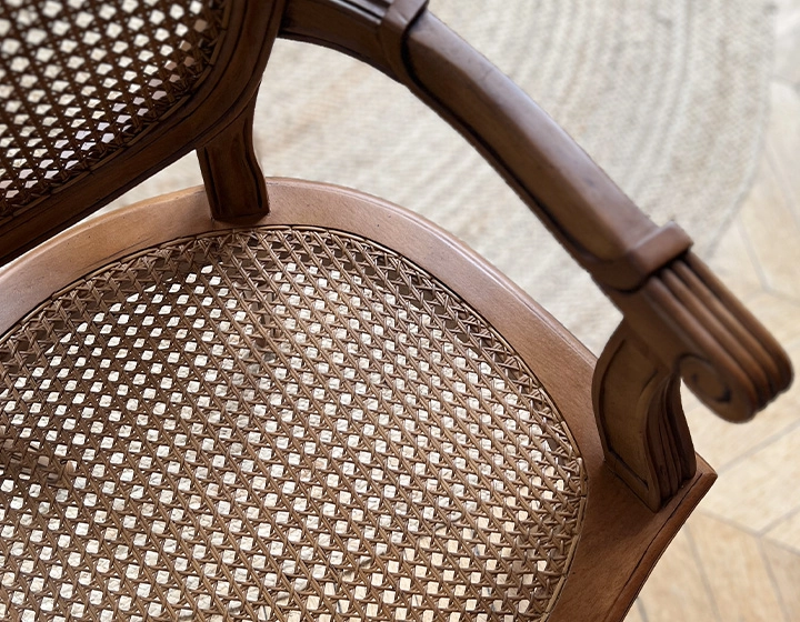 Chaise ancienne style Louis XVI avec accoudoirs bois teinte ancienne assise et dossier cannés