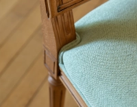 Silla antigua estilo Luis XVI madera con tinte envejecido y tejido verde salvia