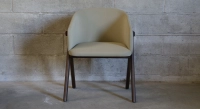 Silla de diseño de fresno madera tintada marrón oscuro asiento tejido verde pálido