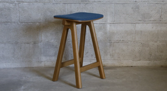 Taburete de bar de roble tapizado H60 cm madera tintada vintage asiento de tejido de lana hervida azul