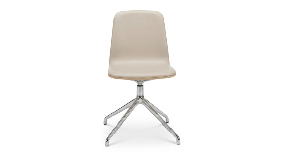 Silla de oficina sin ruedas respaldo de madera en tono natural asiento de piel gris claro