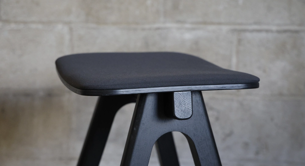 Tabouret en chêne tapissé H45 cm bois teinte noire assise tissu noir