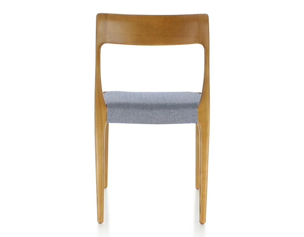 Silla escandinava madera tinte cerezo asiento tejido chevron azul