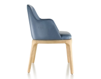 Silla de diseño con reposabrazos madera en tinte natural y piel azul tormenta