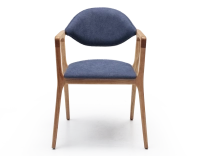 Chaise design avec accoudoirs bois teinte naturelle et tissu bleu océan