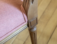 Chaise ancienne style Louis XVI bois teinte ancienne et tissu rose corail