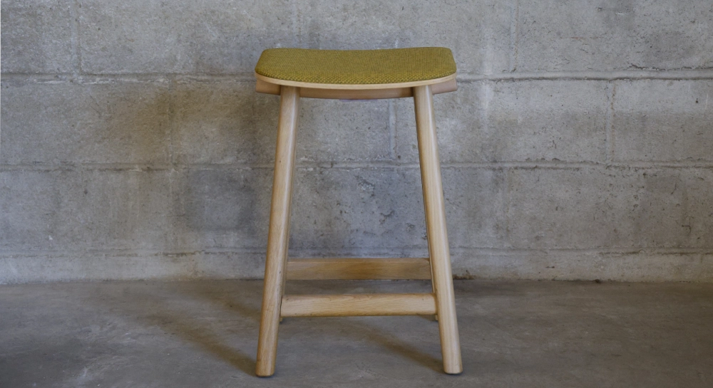 Taburete de bar de roble tapizado H60 cm madera tinte natural asiento tejido jaspeado amarillo