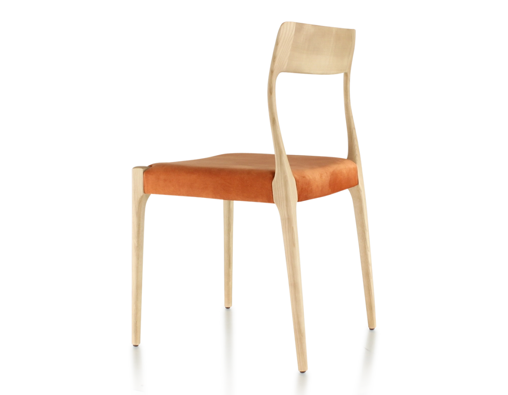 Silla escandinava madera tinte natural asiento tejido terciopelo terracota