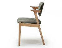 Chaise scandinave bois teinte naturelle assise tissu velours vert forêt