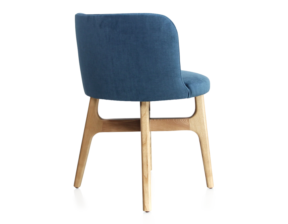 Chaise design bois teinte naturelle assise tissu bleu jean