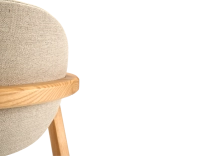 Chaise design avec accoudoirs bois teinte naturelle et tissu camel