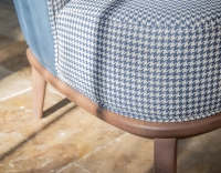 Fauteuil design cuir bleu orage et tissu pied-de-poule bleu et blanc