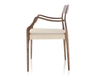 Silla escandinava con reposabrazos madera tintada marrón oscuro asiento tejido camel