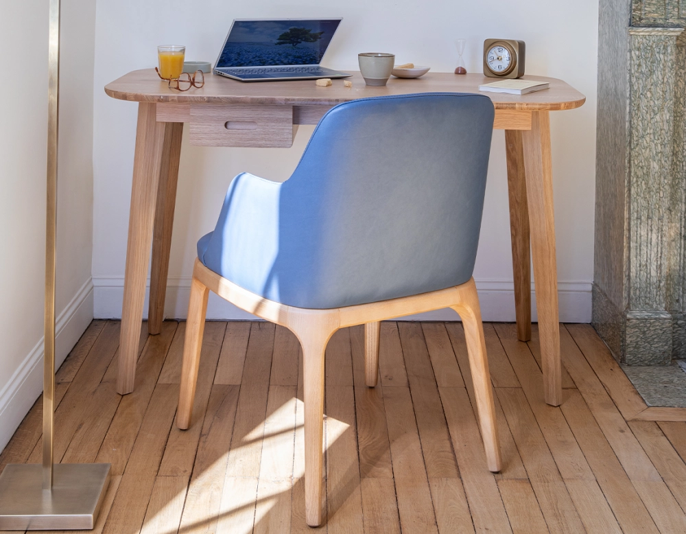 Silla de diseño con reposabrazos madera en tinte natural y piel azul tormenta