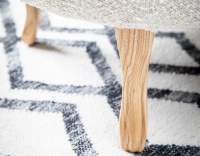 Fauteuil crapaud sans accoudoirs pieds bois teinte naturelle et tissu bouclé blanc