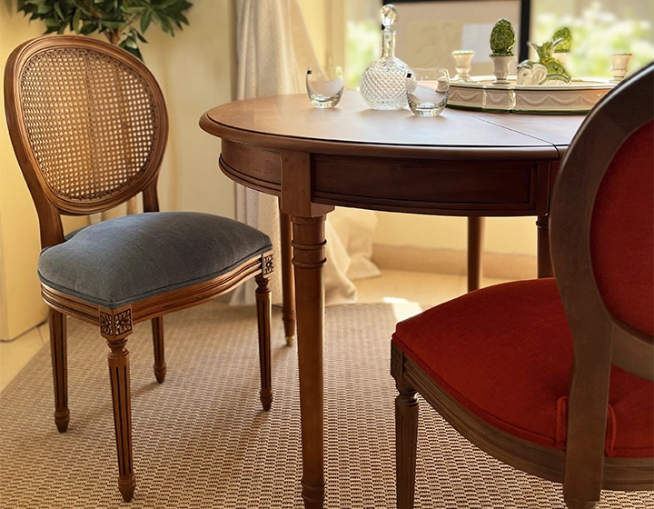 Silla antigua estilo Luis XVI madera tinte envejecido respaldo de rejilla asiento tejido azul vaquero