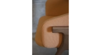 Chaise design en frêne bois teinte noyer assise bi matière couleur pêche