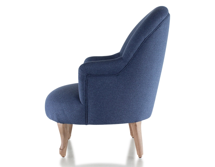 Fauteuil crapaud avec accoudoirs pieds bois teinte noyer et tissu bleu marine