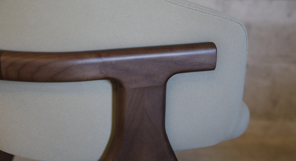 Silla de diseño de fresno madera tintada marrón oscuro asiento tejido verde pálido
