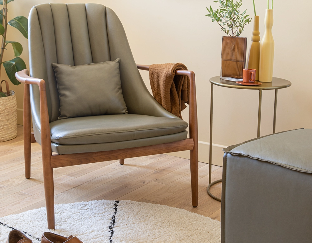 Scandinavian armchair bois teinte merisier et cuir vert kaki