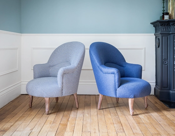 Sillón crapaud con reposabrazos patas de madera tinte nogal y tejido azul marino