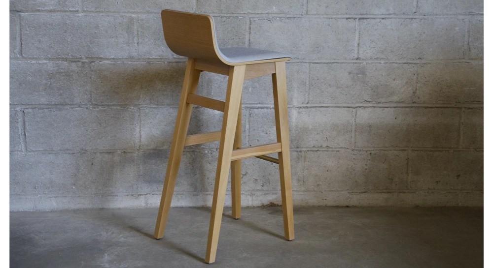 Tabouret de bar en chêne H80 cm bois teinte naturelle assise tissu gris