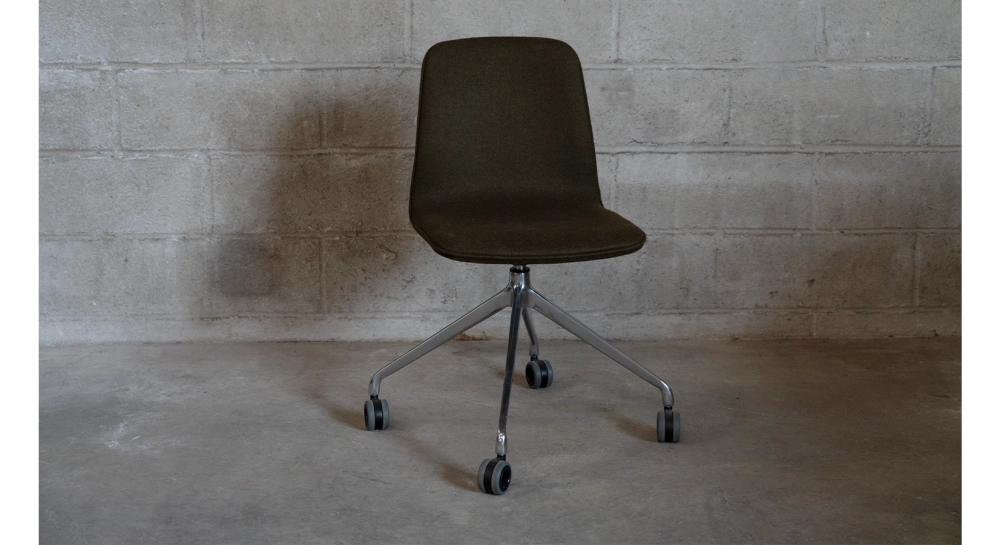 Chaise de bureau à roulettes assise tissu en laine bouillie taupe