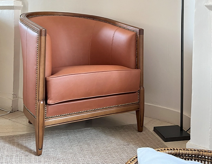 Antique armchair with moulded armrests bois teinte ancienne et cuir châtain