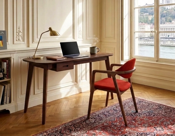 Chaise design avec accoudoirs bois teinte marron foncé et tissu orange brulé
