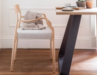 Silla escandinava con reposabrazos madera tinte natural asiento tejido beige natural