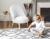 Fauteuil crapaud sans accoudoirs pieds bois teinte naturelle et tissu bouclé blanc