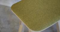 Taburete de bar de roble tapizado H60 cm madera tinte natural asiento tejido jaspeado amarillo