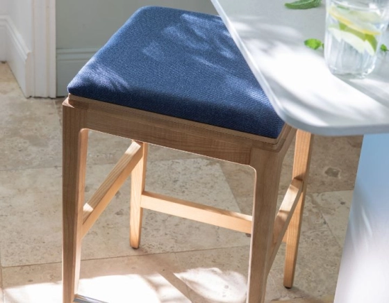 Taburete de bar de diseño H80 cm madera tinte natural asiento tejido azul marino