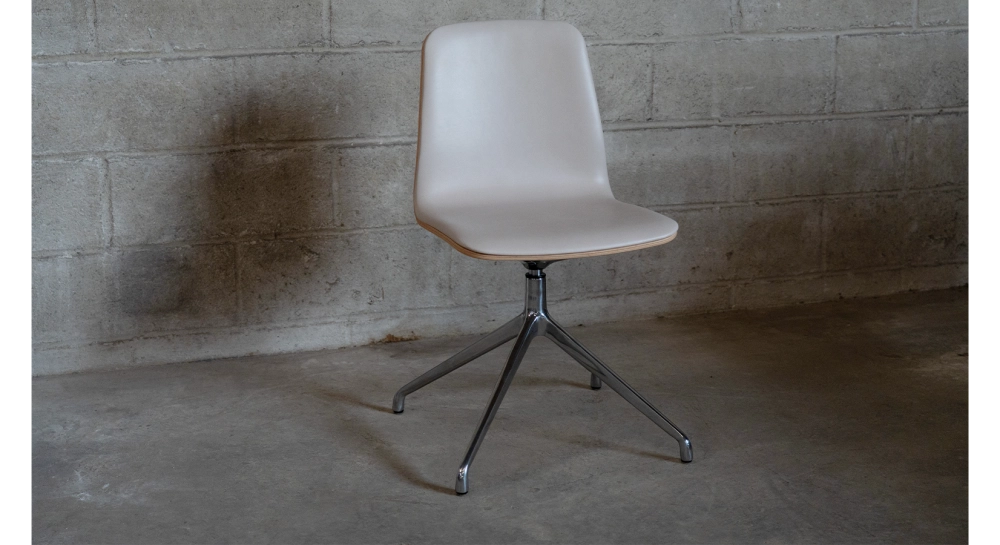 Chaise de bureau sans roulettes dossier bois teinte naturelle assise cuir gris clair