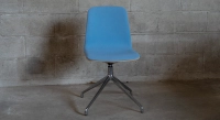 Silla de oficina sin ruedas respaldo de madera en tinte natural asiento de tejido azul