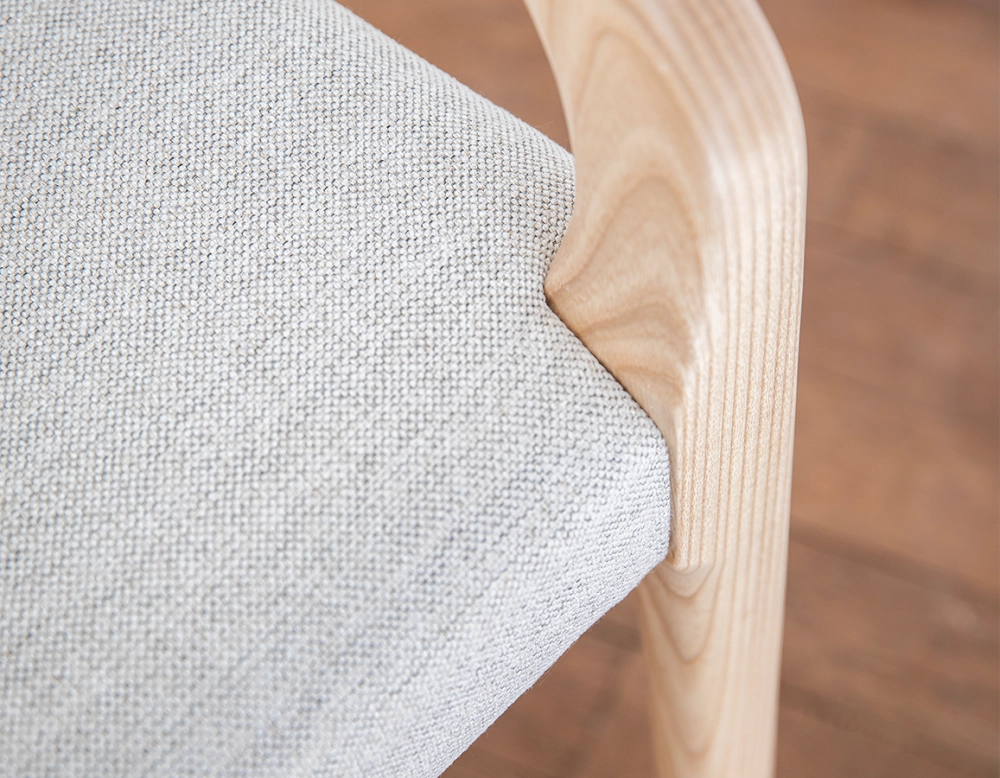 Silla escandinava con reposabrazos madera tinte natural asiento tejido beige natural