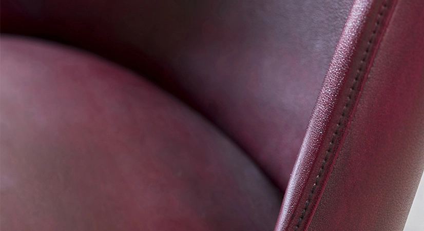 Sofá Chesterfield de piel 2 plazas rojo carmín reposabrazos con tachuelas