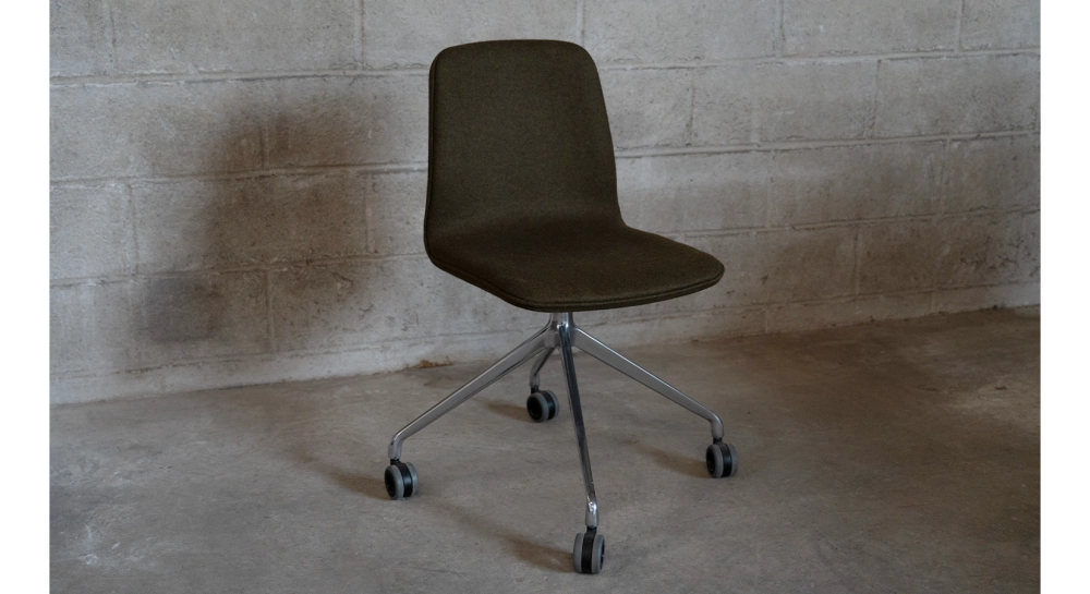 Chaise de bureau à roulettes assise tissu en laine bouillie taupe