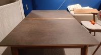 Mesa extensible SUPER PARENT avec bois teinte naturelle et plateau céramique brun oxydé