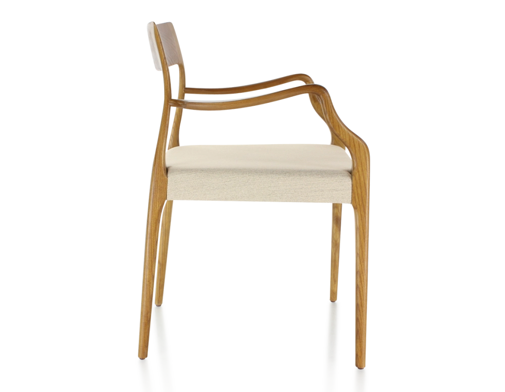 Scandinavian armchair with armrests cherry-stained wood, camel-coloured fabric seat