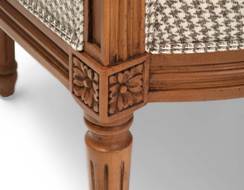 Fauteuil bergère style Louis XVI bois teinte ancienne et tissu pied de poule blanc et taupe