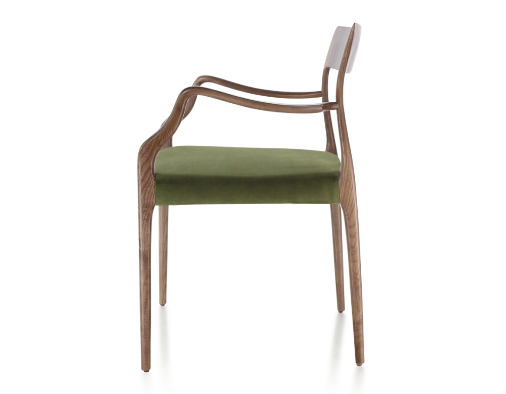 Chaise scandinave avec accoudoirs bois teinte marron foncé assise tissu vert olive