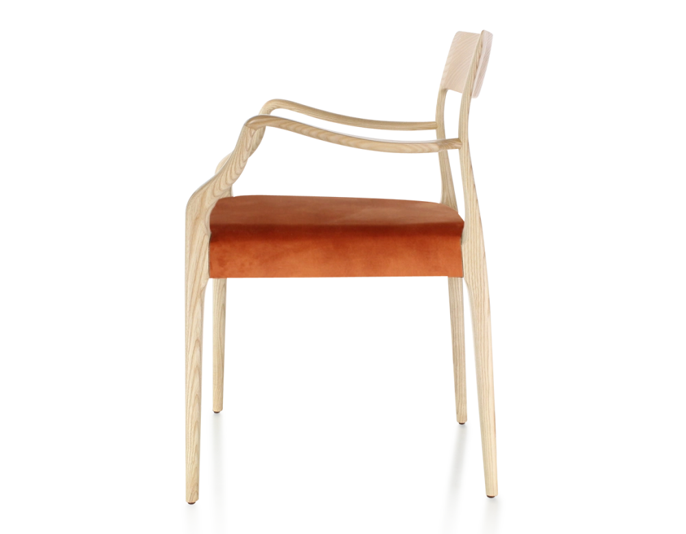 Chaise scandinave avec accoudoirs bois teinte naturelle assise tissu velours terracotta