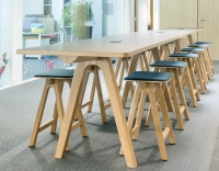 Taburete de bar de roble tapizado H60 cm madera tinte natural asiento tejido azul océano