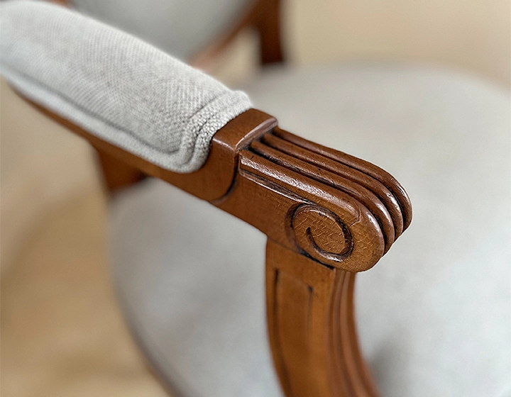 Chaise ancienne style Louis XVI avec accoudoirs bois teinte ancienne et tissu gris clair