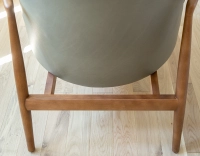 Scandinavian armchair bois teinte merisier et cuir vert kaki